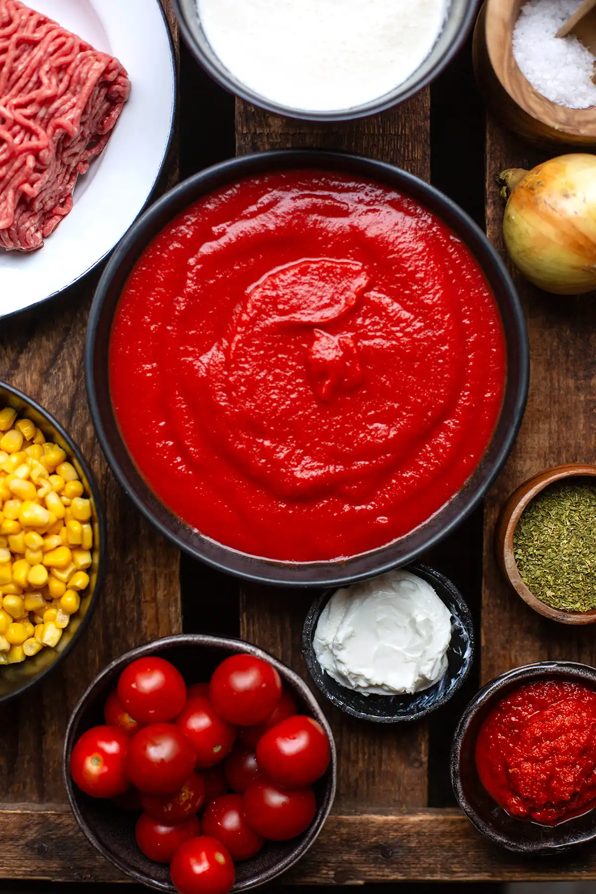 Zutaten für Pizzasuppe: Hackfleisch, Paprika, Mais, Tomaten, Ajvar, Sahne, Frischkäse und Gewürze