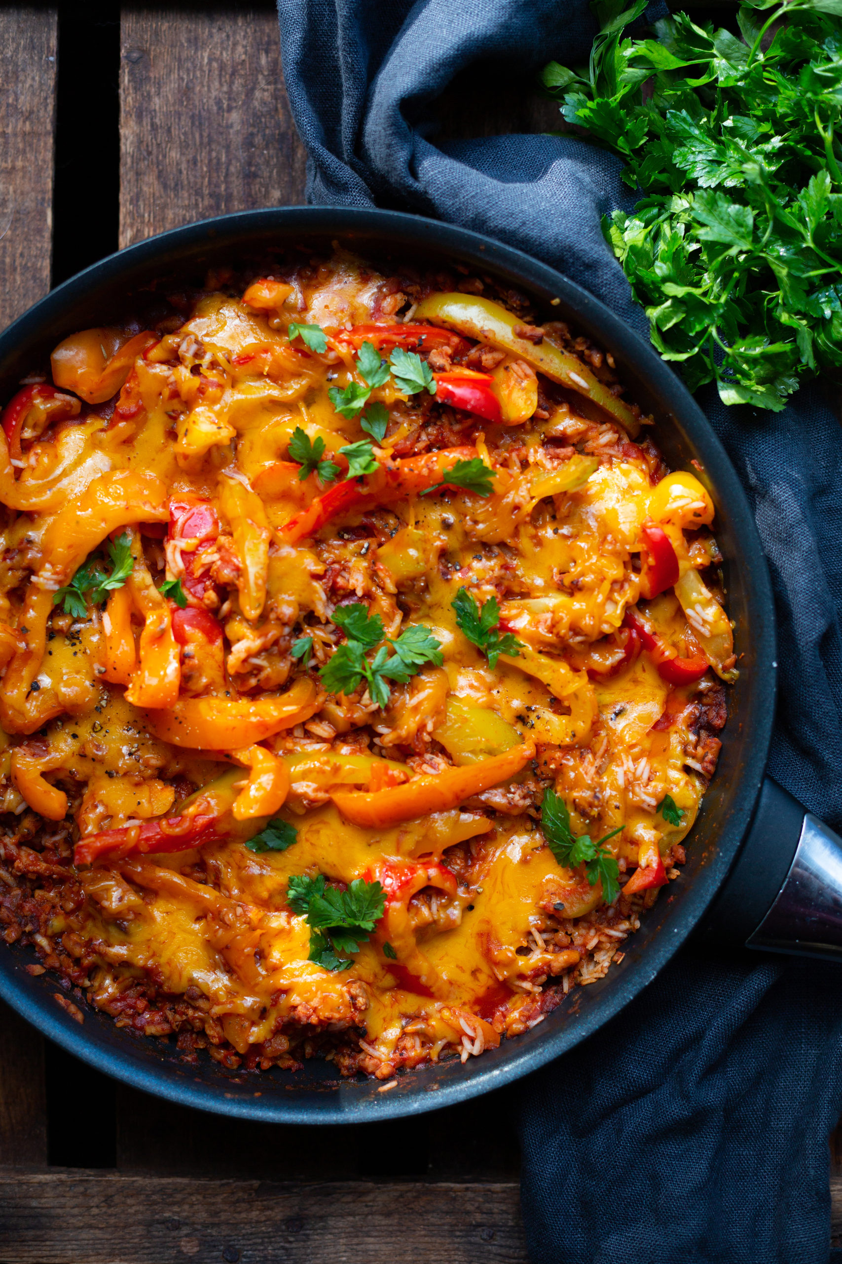 Bunte Paprika-Reispfanne mit Hackfleisch in der Pfanne