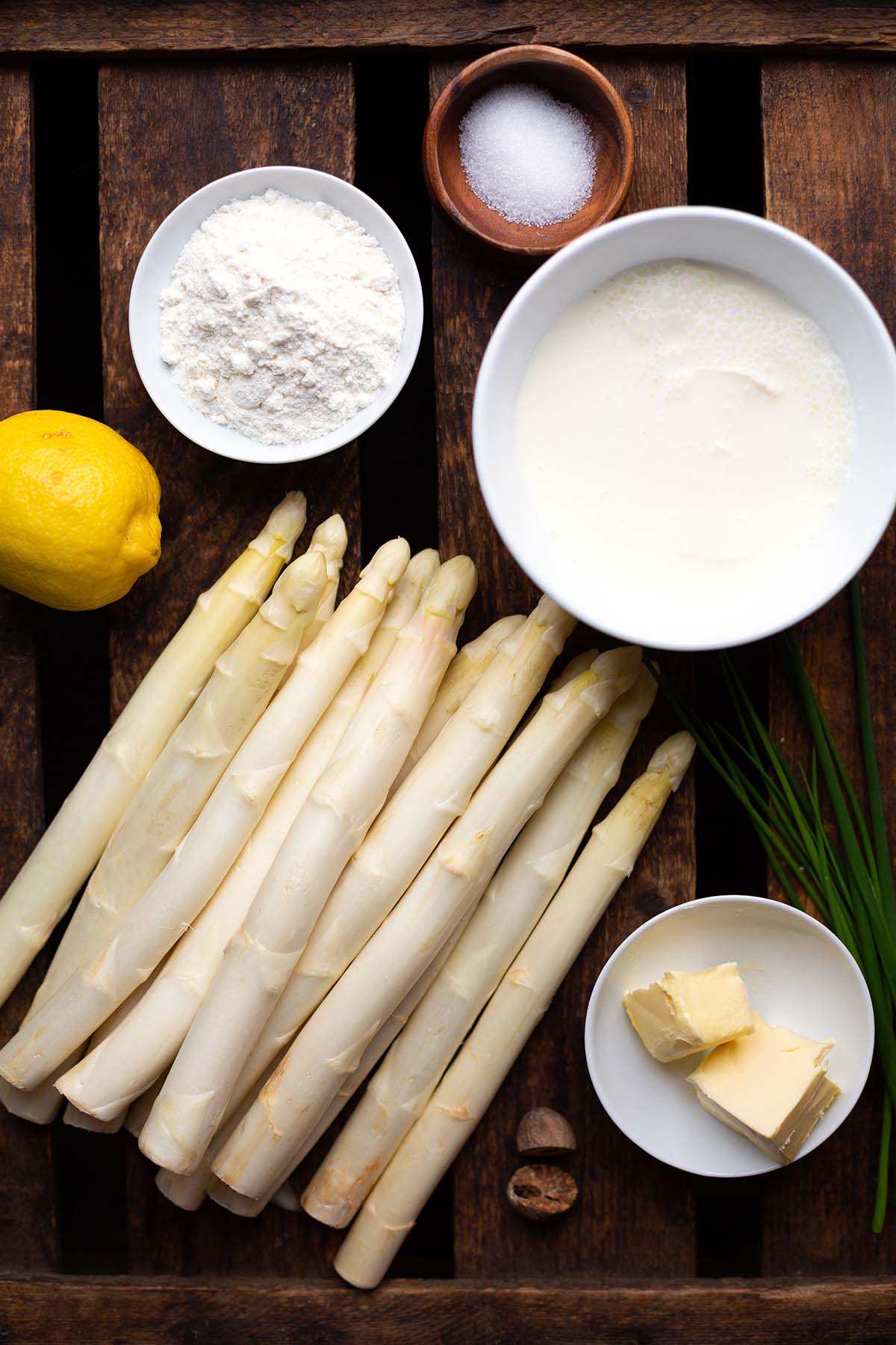Zutaten für Spargelcremesuppe: Weißer Spargel, Mehl, Butter, Sahne, Salz, Zitrone und Muskat.