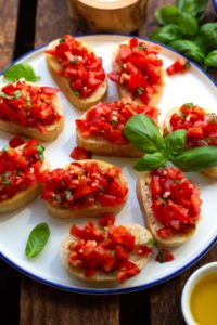 Bruschetta mit Tomaten und Basilikum