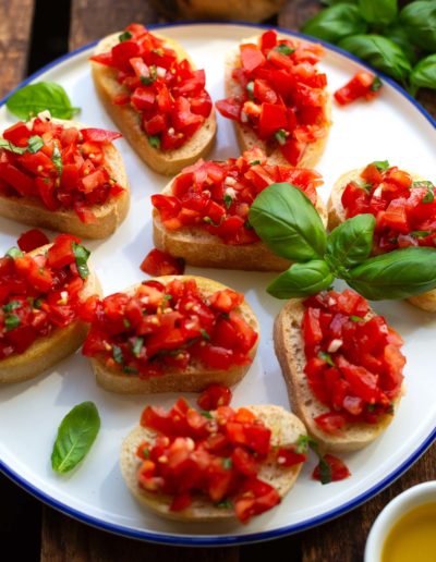 Bruschetta mit Tomaten und Basilikum