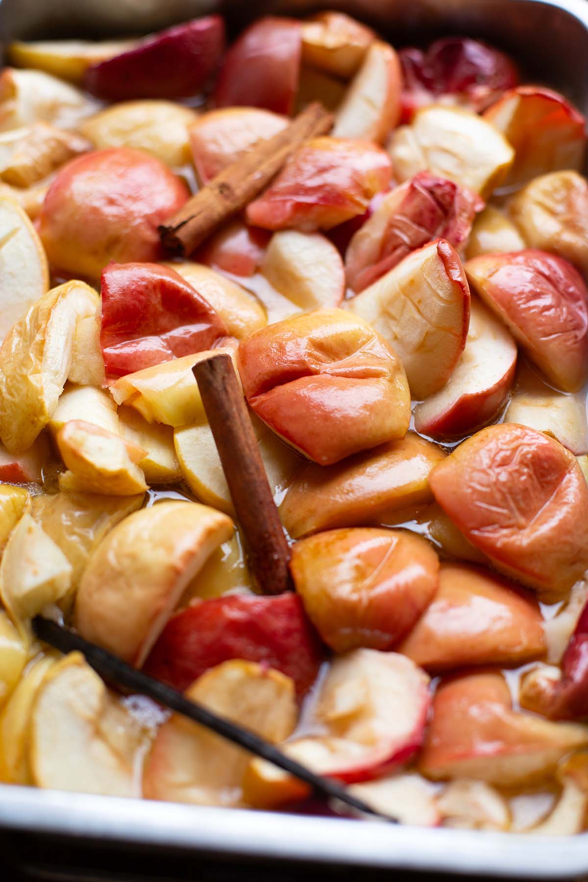 Apfelmus selber machen im Ofen - ein Close up nach dem Backen. Dazu wurden alle klein geschnitten Äpfel mit Zimtsangen, Vanilleschote, Butter und Apfelsaft in eine große Auflaufform gegeben. 