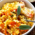 Kuerbisrisotto-mit-Salbei-und-Parmesan-in-der-Schuessel-1