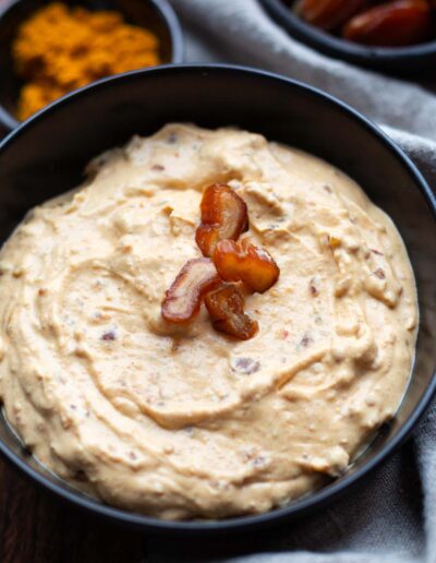 Dattel-Dip mit Curry und Frischkäse
