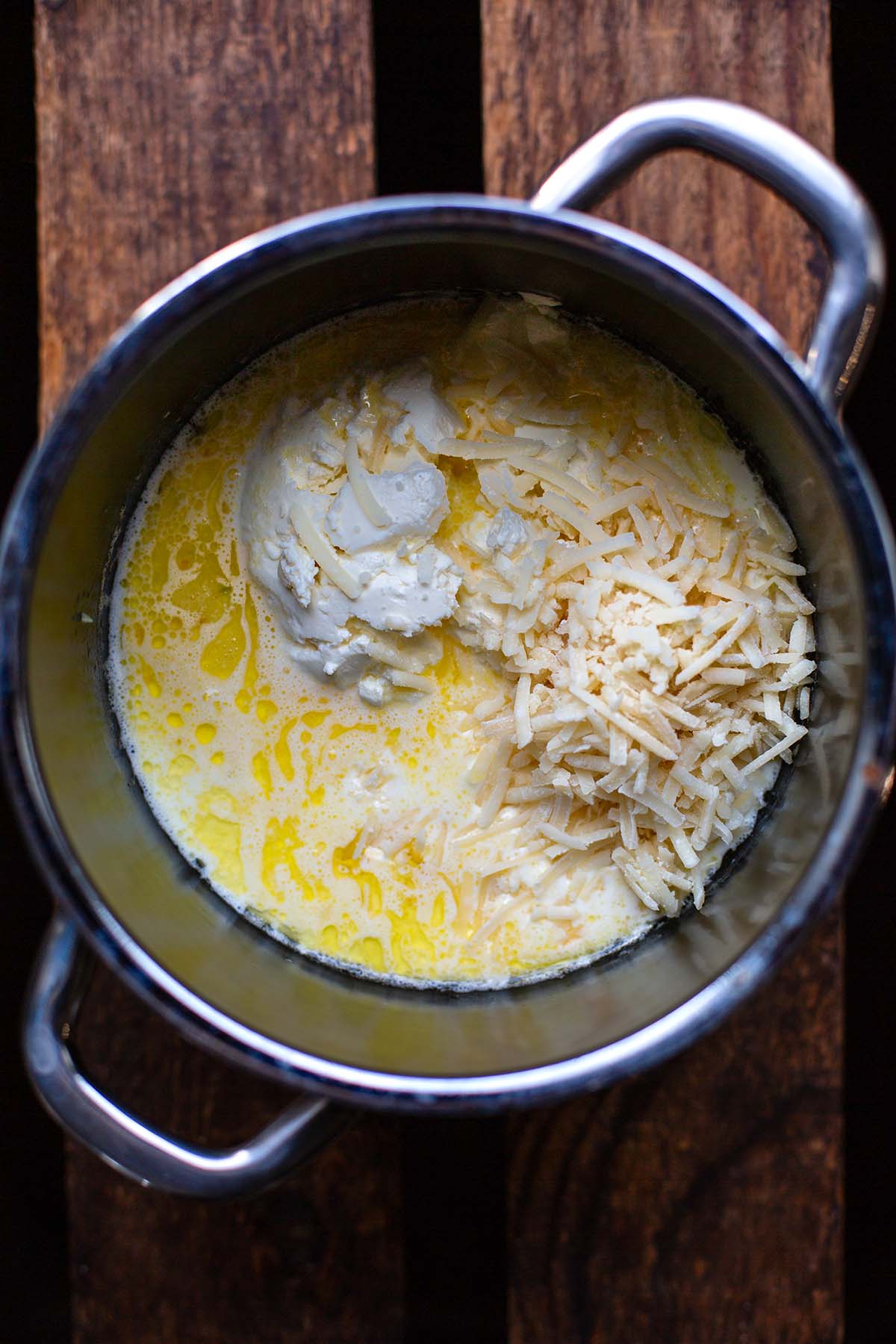 Käse-Sahne-Soße vor dem Kochen: Sahne, Parmesan und Frischkäse