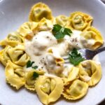 Kaese-Sahne-Sosse-mit-Tortellini-selber-machen