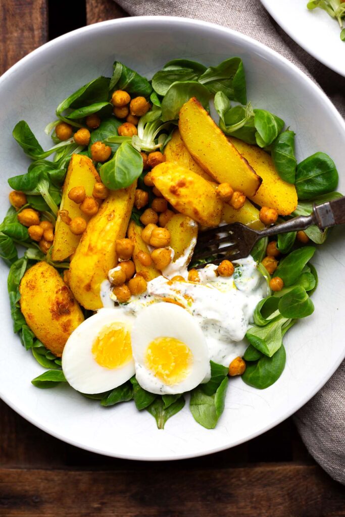 Salat Bowl in einer Schüssel mit Eiern