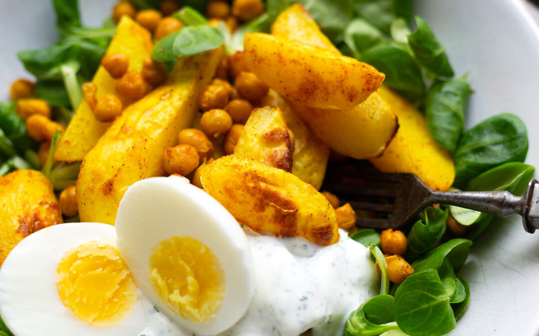 Salat Bowl mit Kichererbsen und Quark-Dressing (super einfach!)