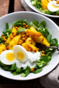 Salat Bowl mit Kichererbsen und Quark-Dressing