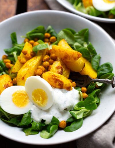 Salat Bowl mit Kichererbsen und Quark-Dressing