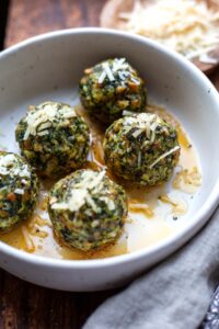 Südtiroler Spinatknödel mit Butter und Parmesan