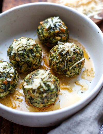 Südtiroler Spinatknödel mit Butter und Parmesan