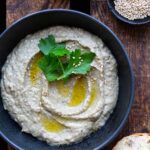Baba Ganoush in Schüssel mit Sesam, Petersilie und Zitrone 1
