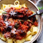 Pasta alla Norma in einer Schüssel mit Parmesan 2