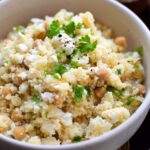 Couscous-Salat-mit-Feta-in-einer-Schuessel