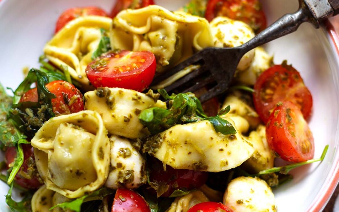 Einfacher Tortellinisalat mit Pesto (15 Minuten!)