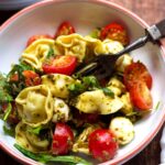 Tortellini-Salat mit Pesto