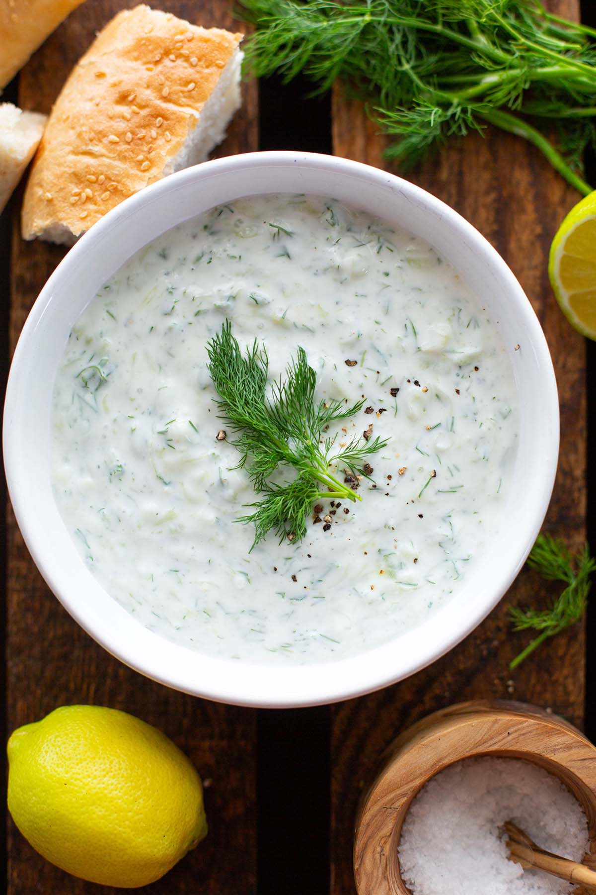 Tzatziki mit griechischem Joghurt, Gurke, Zill, Zitrone und Knoblauch