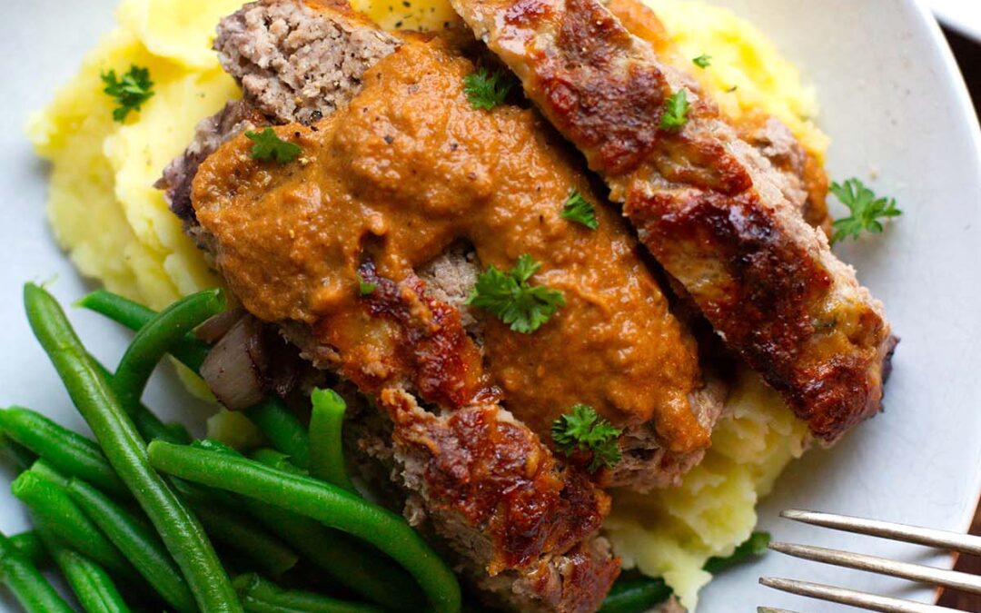 Saftiger Hackbraten im Ofen (mit Soße!)