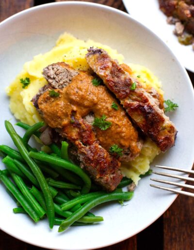 Saftiger Hackbraten im Ofen (mit Soße!)