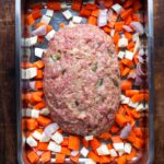 Hackbraten im Ofen vor dem Backen mit Gemüse