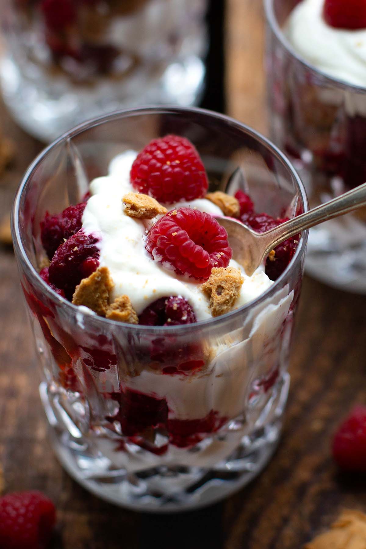 Fertiges Spekulatius-Rezept im Glas und mit einem silbernen Löffel.