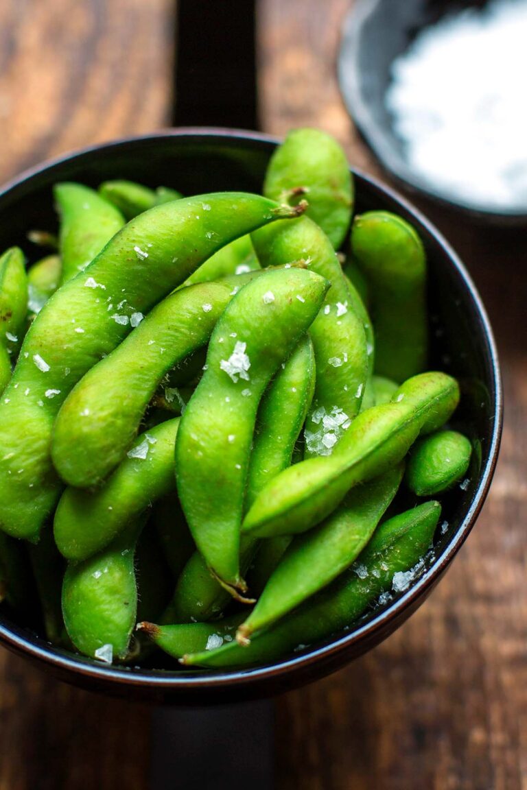 Edamame zubereiten Gefrorene Edamame gekocht und in einer Schüssel mit Meersalz bestreut.