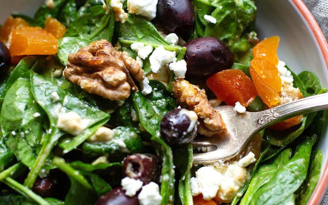 Spinatsalat mit Feta und Honig-Senf-Dressing