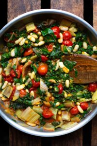 Mangold-Pfanne mit Feta und Tomaten