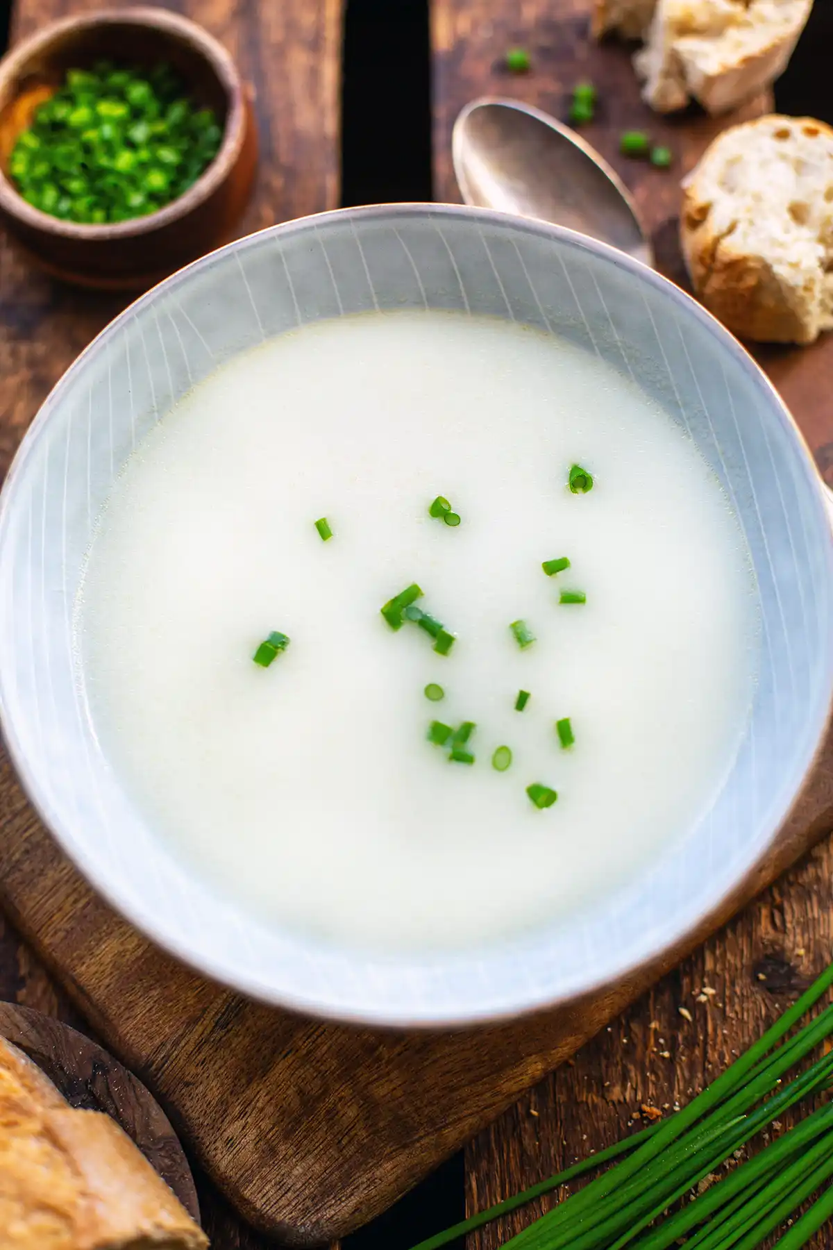 Omas schnelle Spargelsuppe aus Schalen löffelfertig serviert - das einfache Zero Waste Rezept