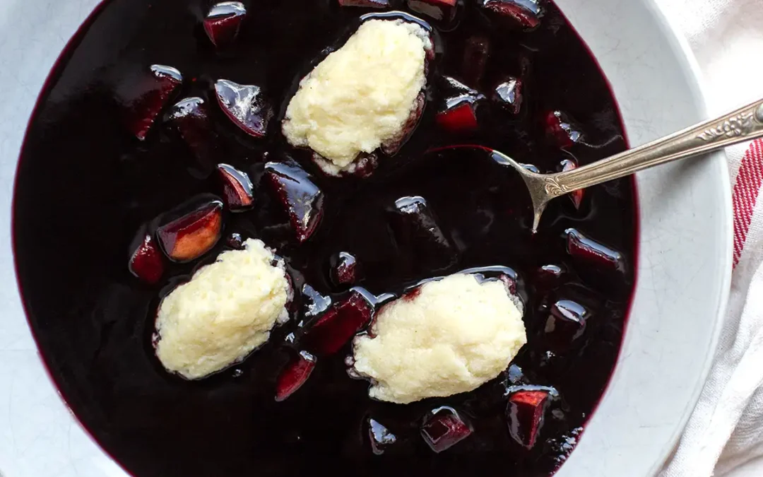 Fliederbeersuppe mit Grießklößchen (Omas einfaches Rezept!)