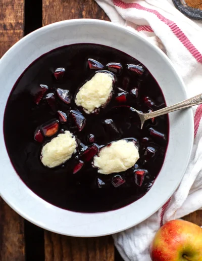 Fliederbeersuppe mit Grießklößchen