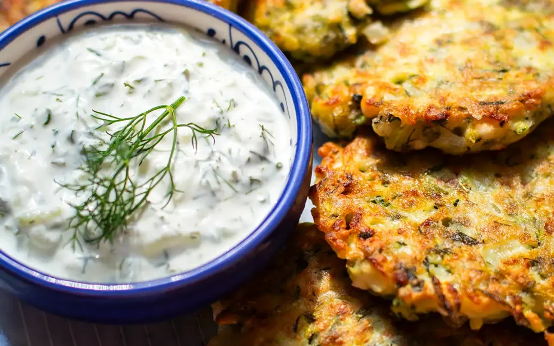 Zucchinipuffer mit Feta (einfach & knusprig)