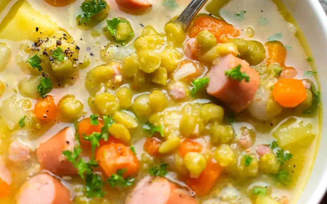 Omas Erbsensuppe mit Würstchen (einfach & klassisch)