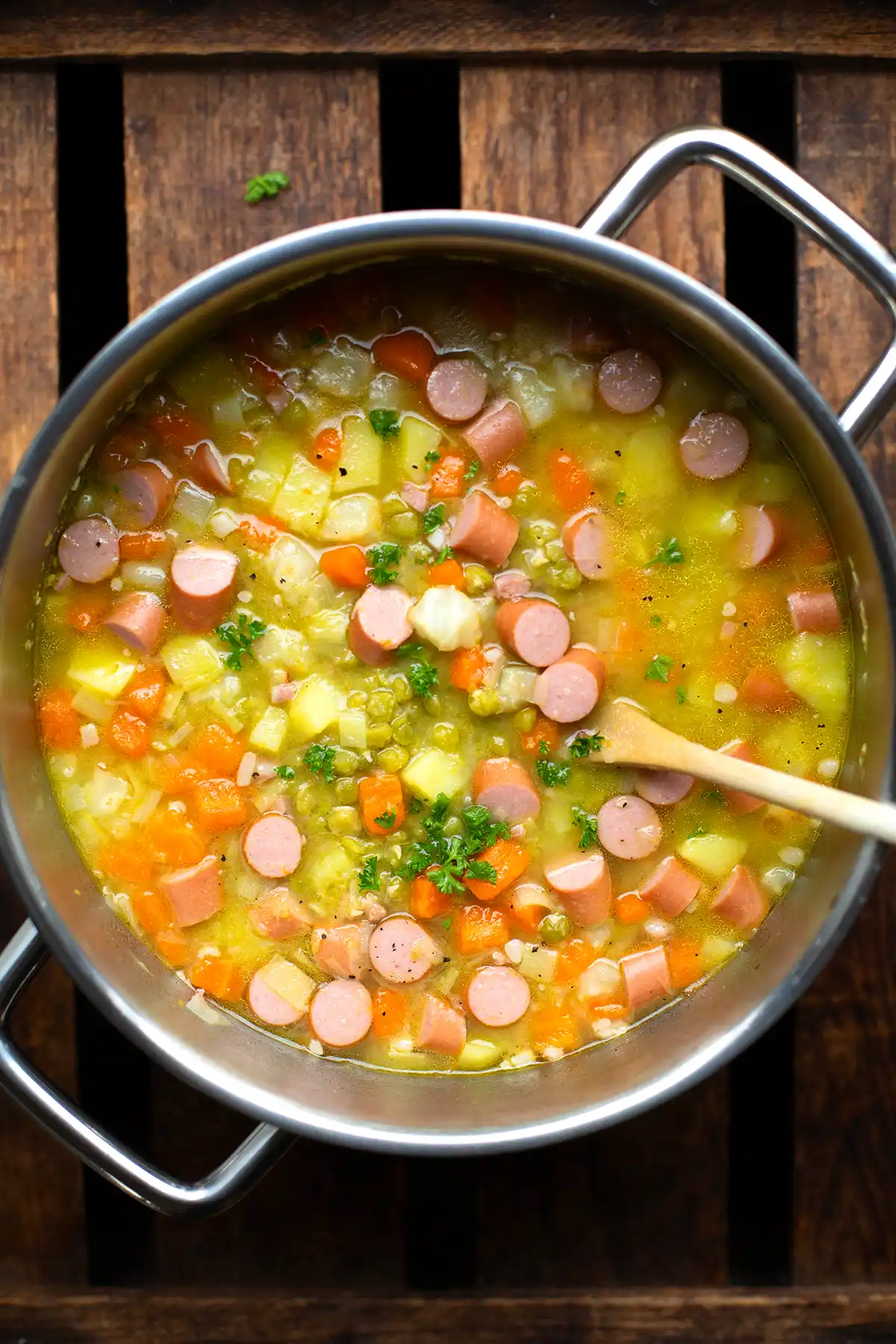Fertige Erbsensuppe mit Würstchen im Topf