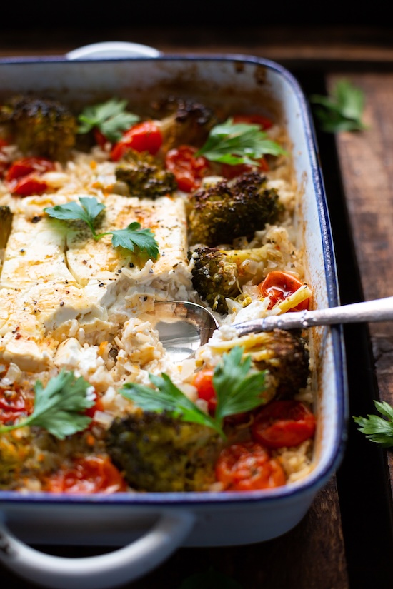 Gesunder Feierabend leicht gemacht-71 Feta-Reis-Auflauf mit Brokkoli und Tomaten in einer Ofenform