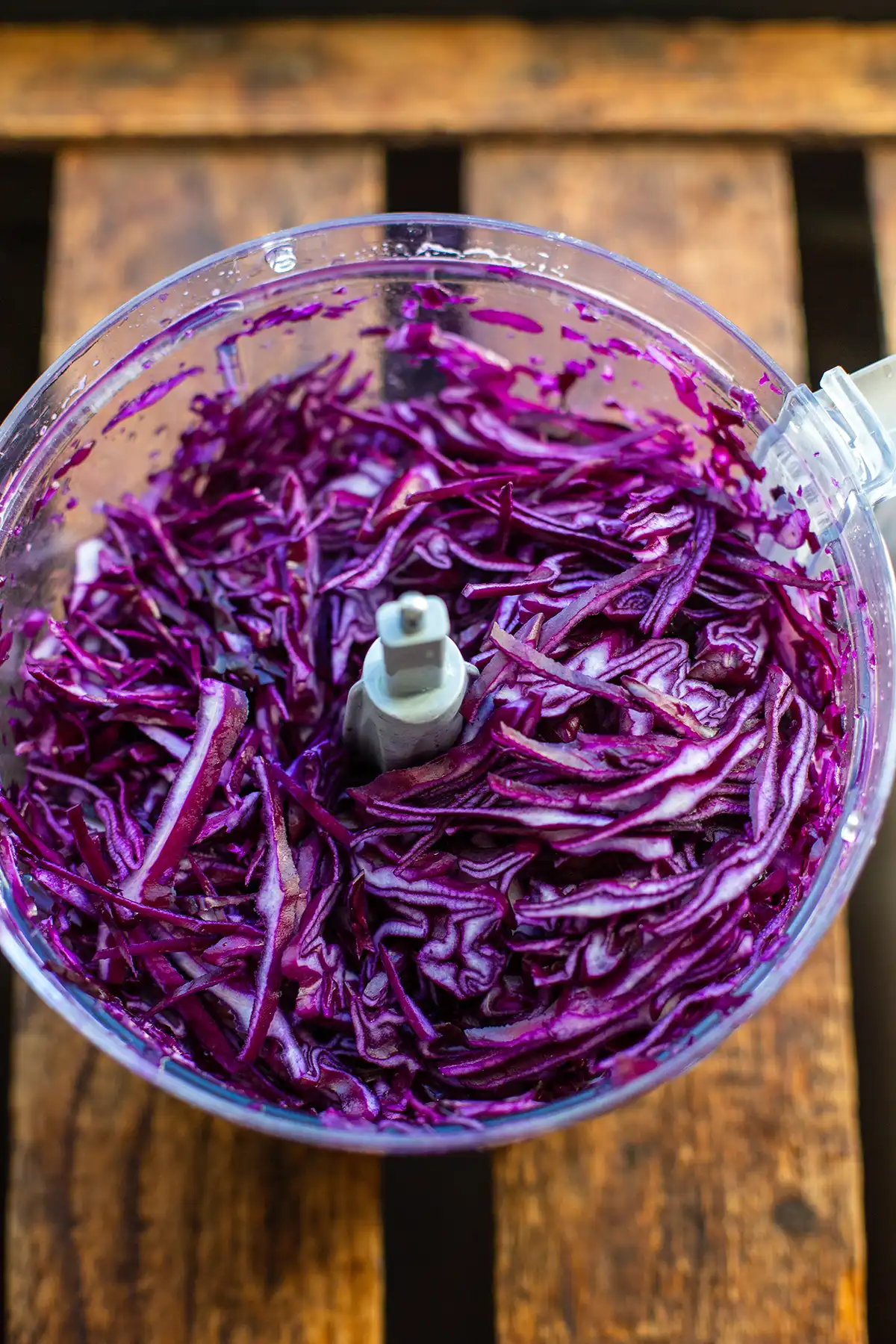 Gehobelter Rotkohl in der Küchenmaschine