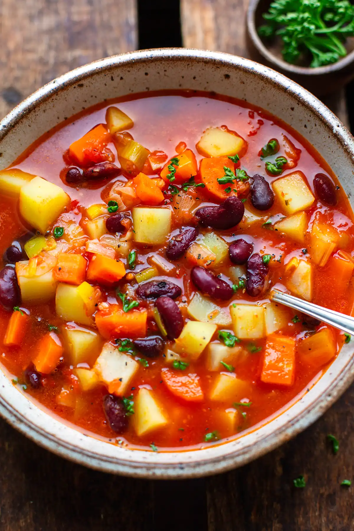 Sämiger Gemüseeintopf mit Kartoffeln und frischem Suppengemüse in einer Schüssel auf dem Tisch – einfaches Rezept wie bei Oma.