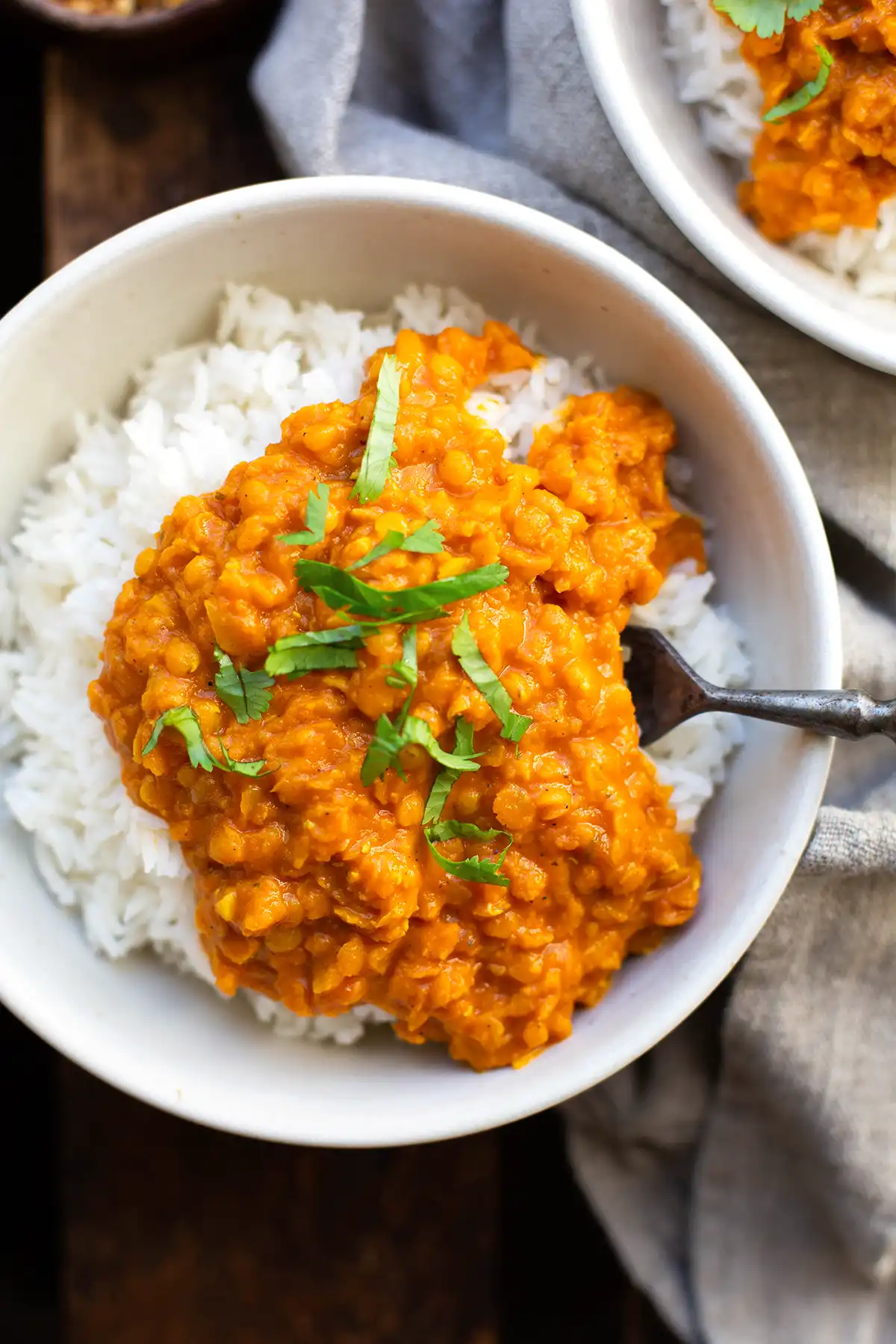 Indisches Linsen Dal serviert mit fluffigem Basmati Reis.