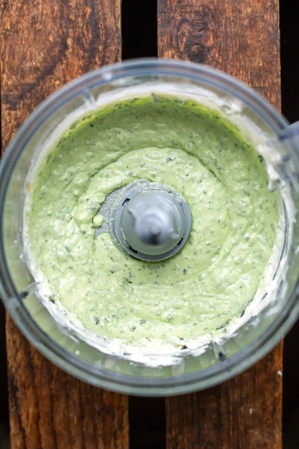 Nahaufnahme von herrlich cremigem Bärlauch-Dip mit Feta im Mixer.