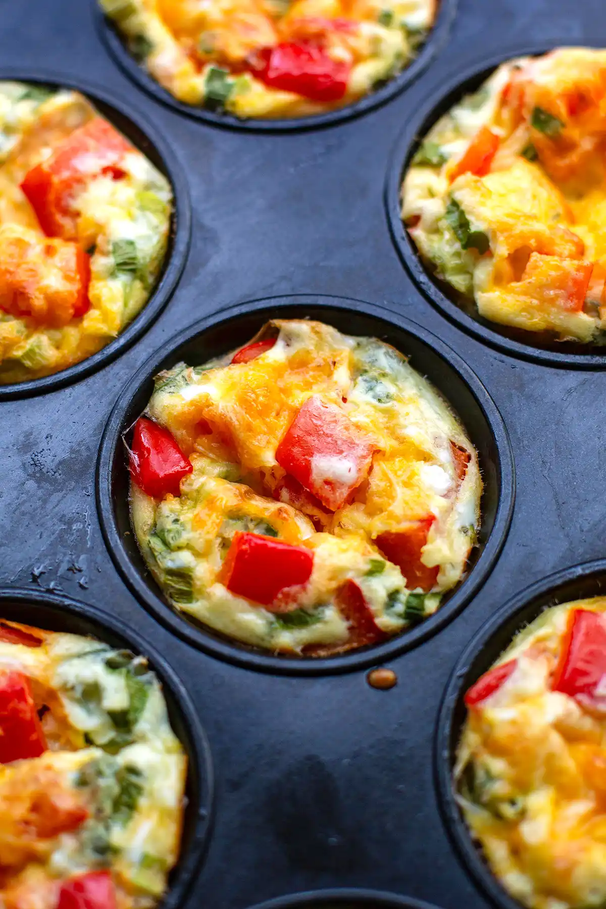 Detailaufnahme von Eiermuffins im Muffinblech.