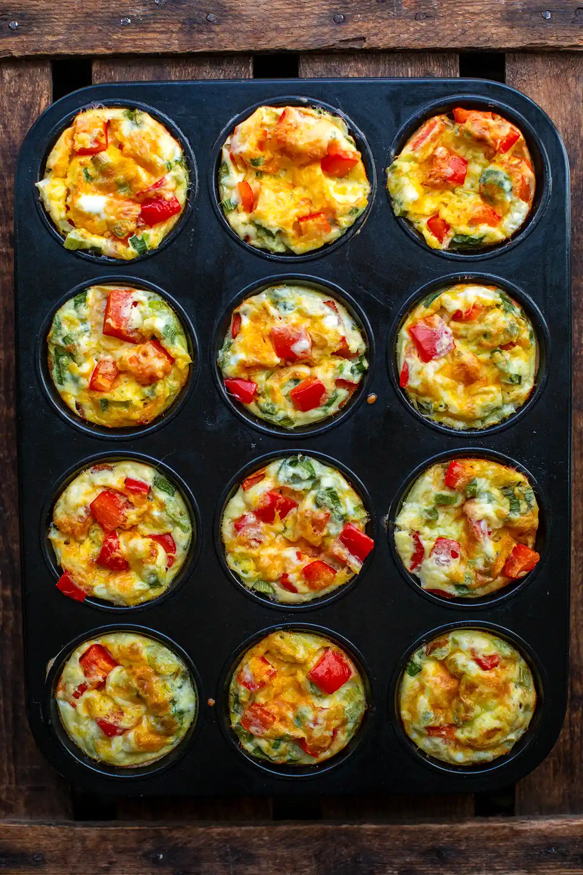 Eiermuffins im Muffinblech.