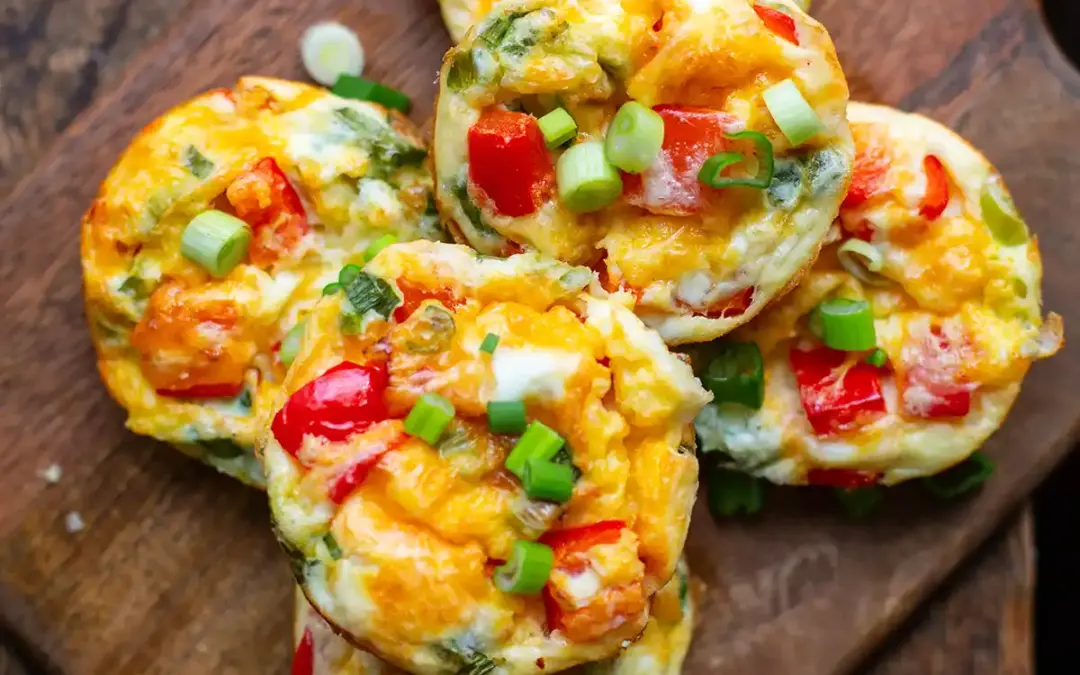 Eiermuffins mit Gemüse und Hüttenkäse (einfaches Rezept!)