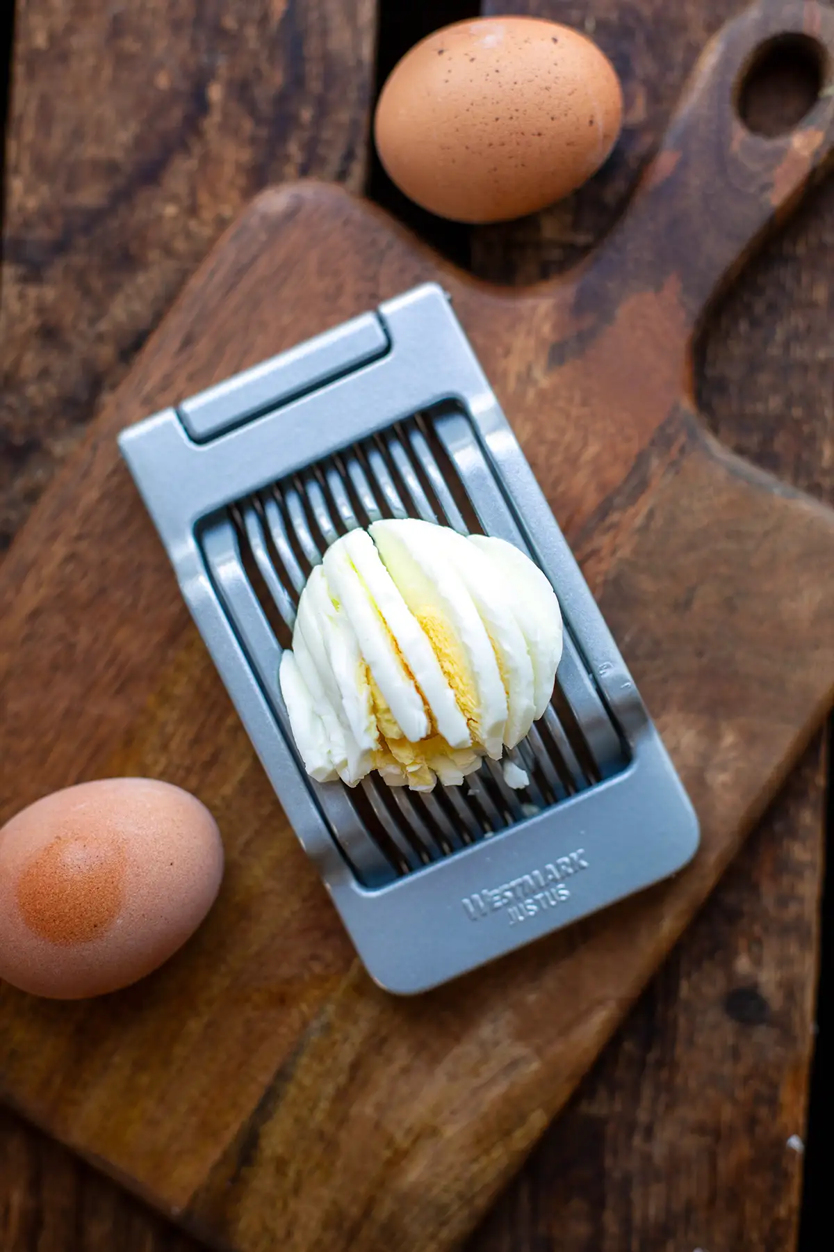 Eier schneiden leicht gemacht. TIPP: hartgekochtes Ei in einen Eierschneider geben. So werden die Stücke klein und es geht extra schnell.