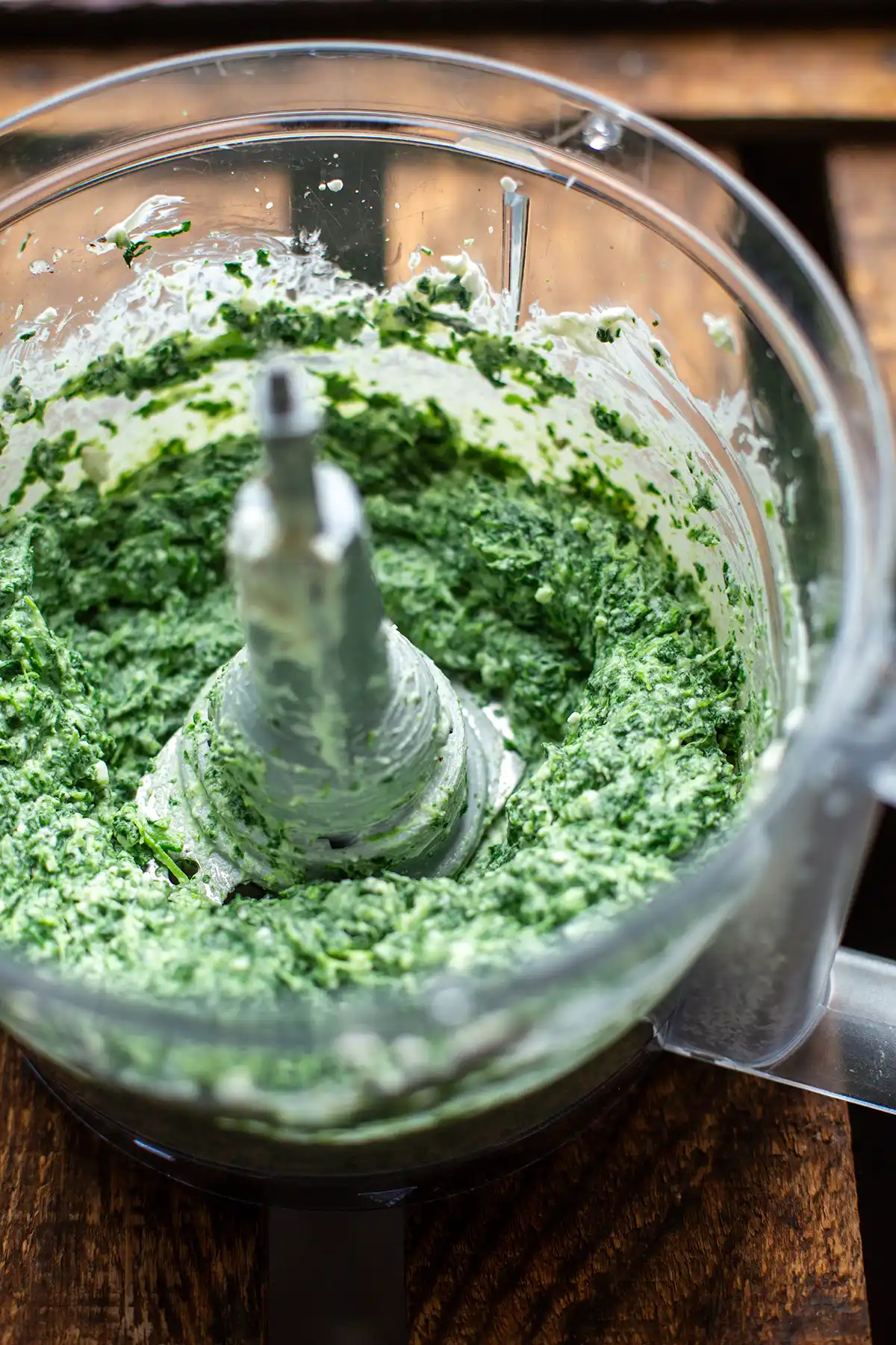 Spinat-Feta-Creme für die Schnecken in der Küchenmaschine