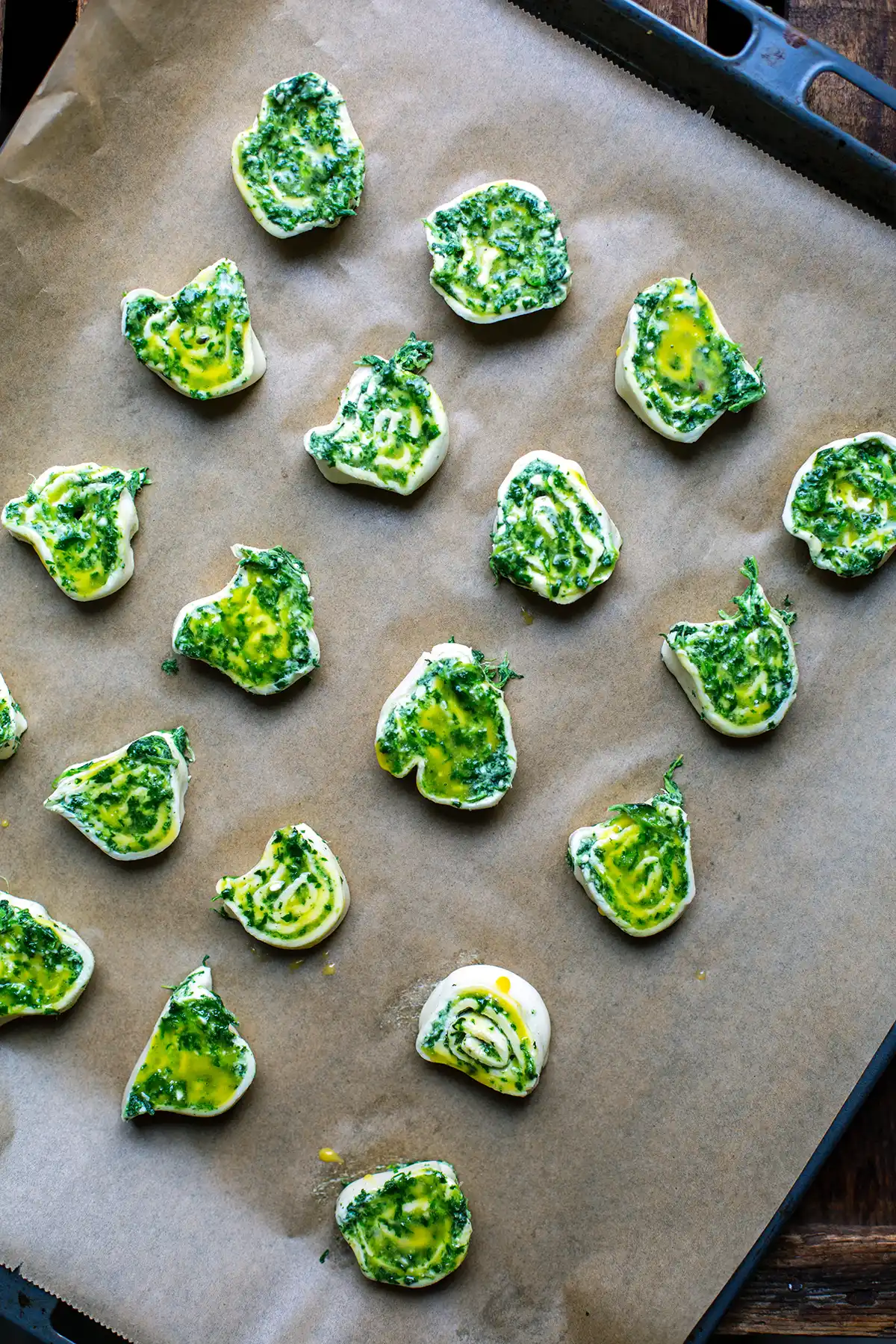Ungebackene Blätterteigschnecken auf einem Backblech