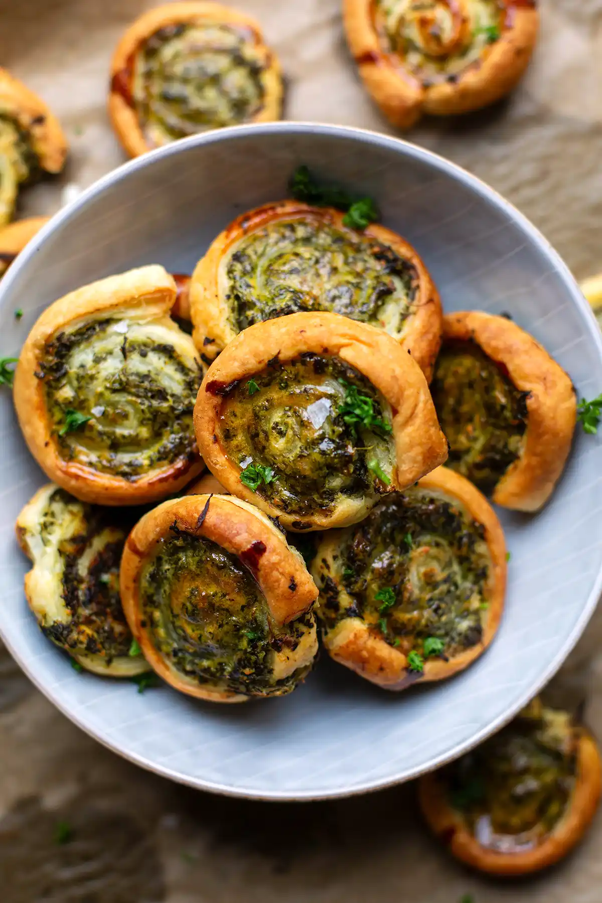 Gebackene Spinat-Feta-Schnecken in einer Schüssel