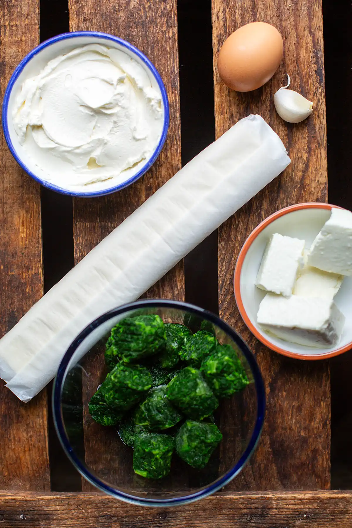 Zutaten für Blätterteigschnecken: Teig, Spinat, Feta, Schmand, Knoblauch, Ei