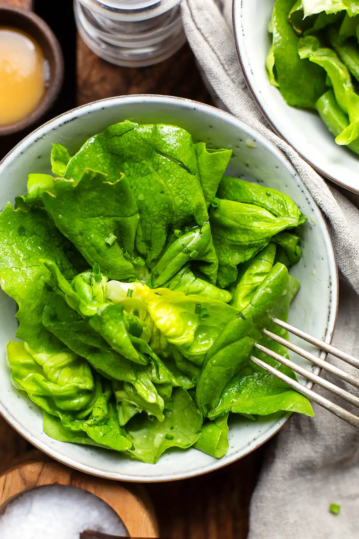 Frischer grüner Salat in einer Schüssel, vermengt mit einem einfachen, Honig-Senf-Dressing