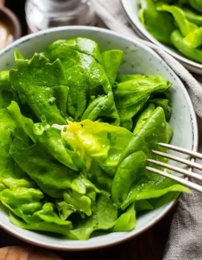 Grüner Salat mit einfachem Dressing schnell